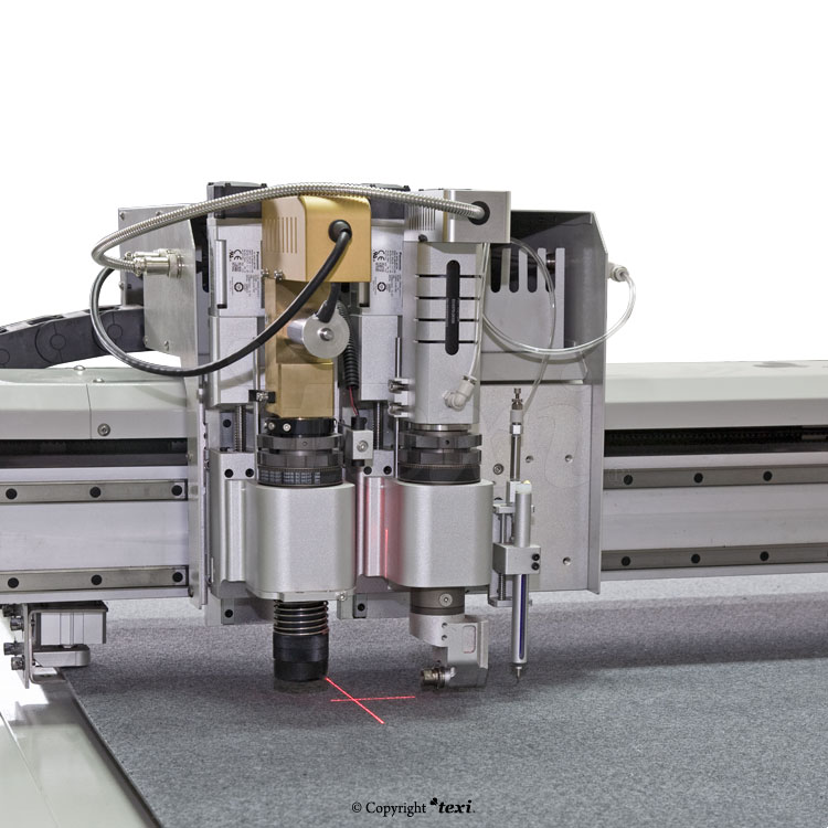 Jednovrstvý cutter na řezání textilu s pásovým dopravníkem TEXI XYZ 2518